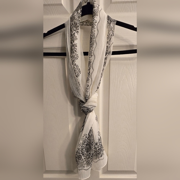 Beautiful Scarf - Picture 2 of 4